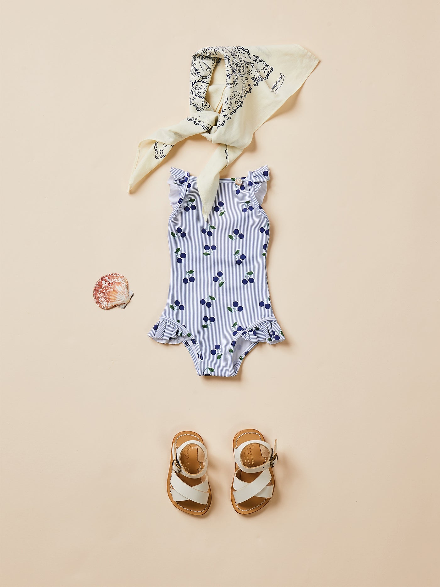 Verano 2024 look con bañador con volantes de bebé niña