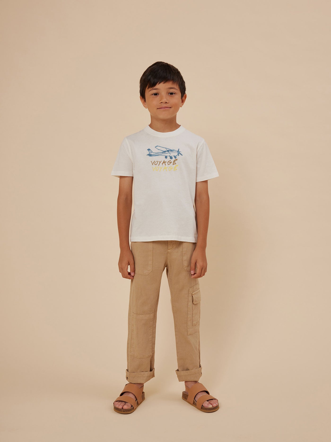 Verano 2024 look con camiseta color blanco roto de niño