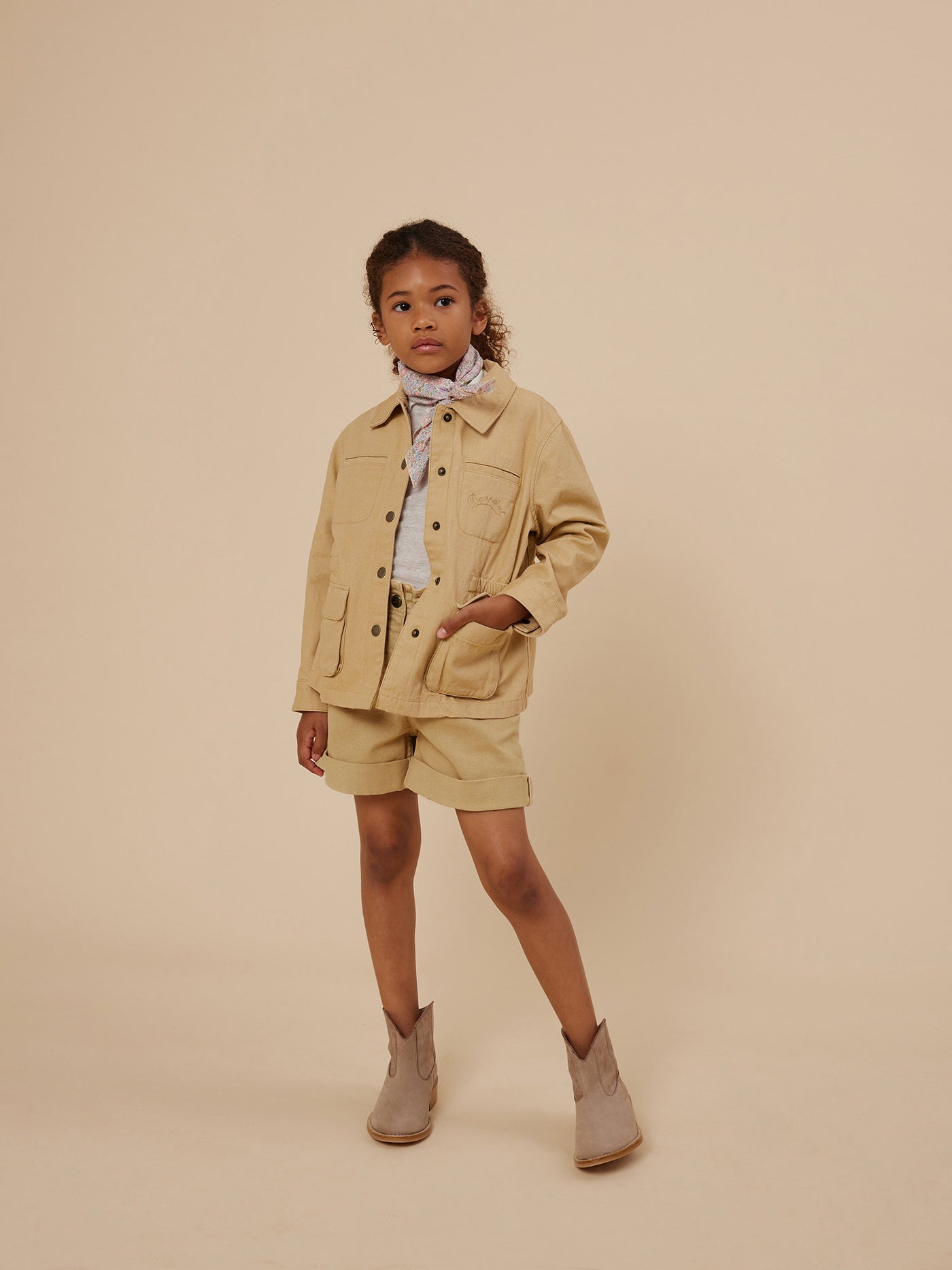 Verano 2024 look con chaqueta safari de niña