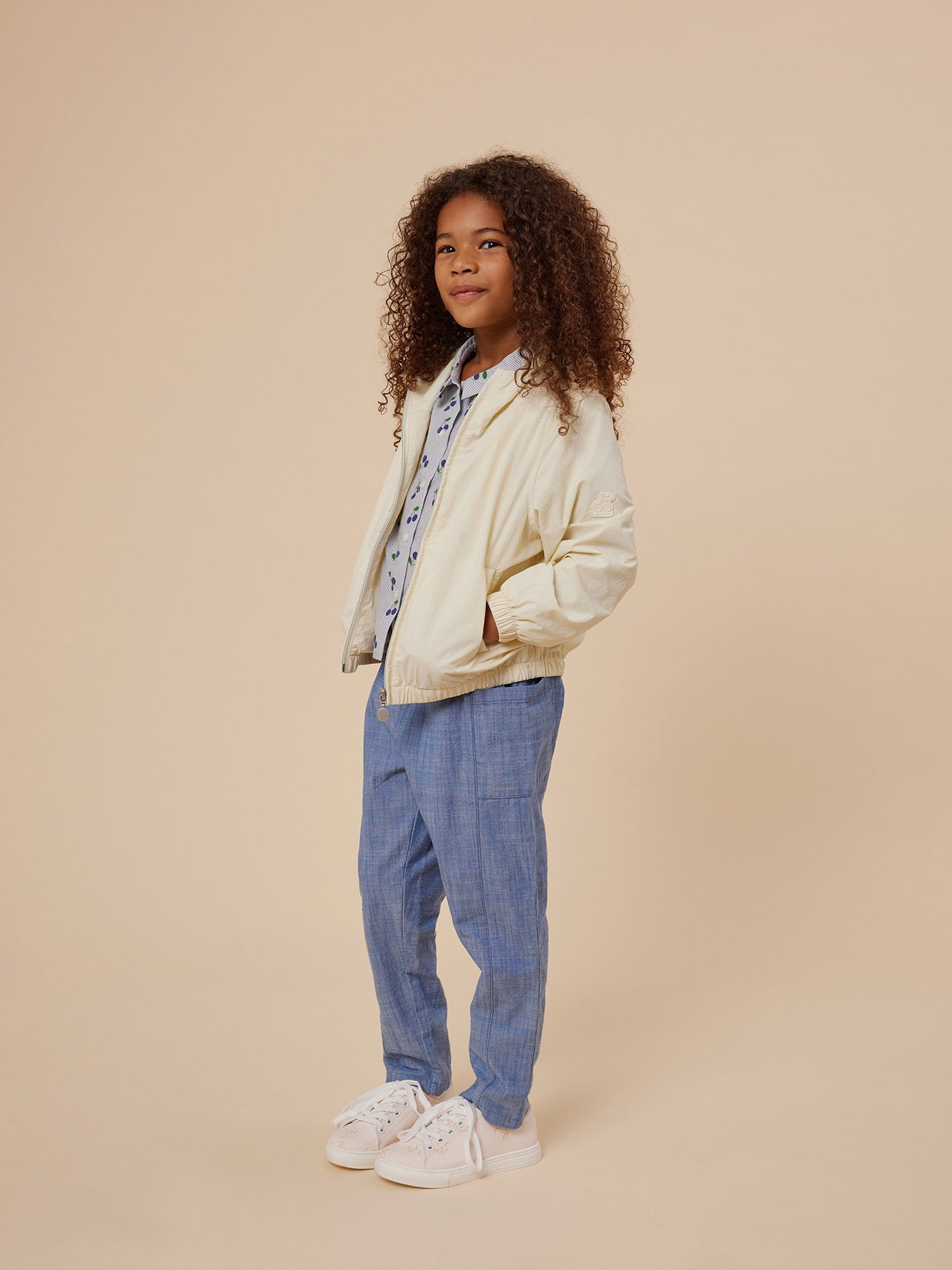 Verano 2024 look con impermeable con cremallera de niña