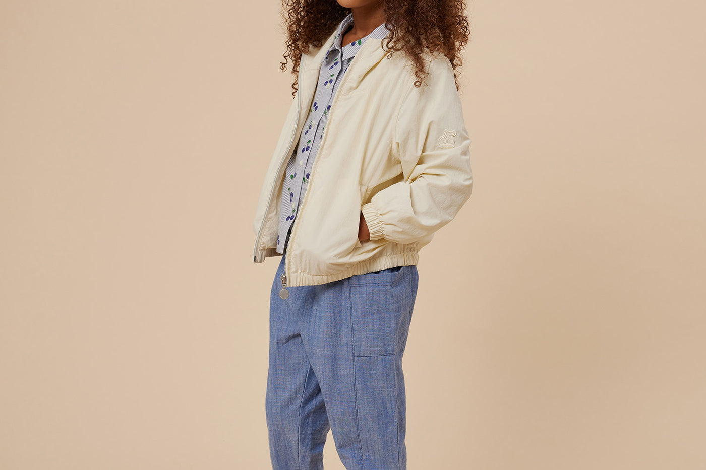 Verano 2024 look con impermeable con cremallera de niña