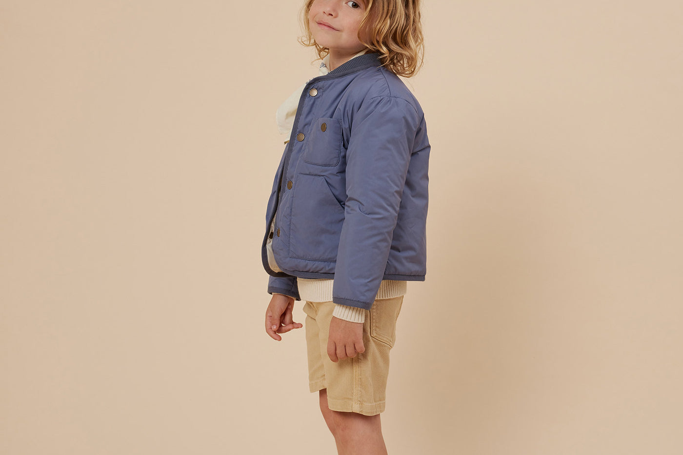Verano 2024 look con chaqueta azul grisácea de niño