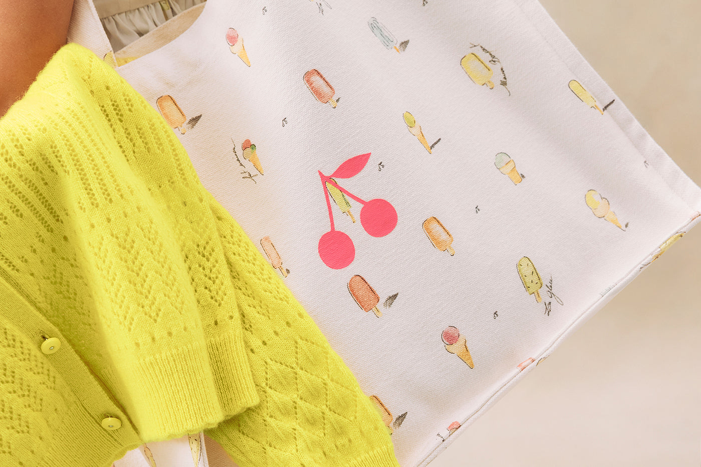 Verano 2025 look con bolso con adorno de helados de niña