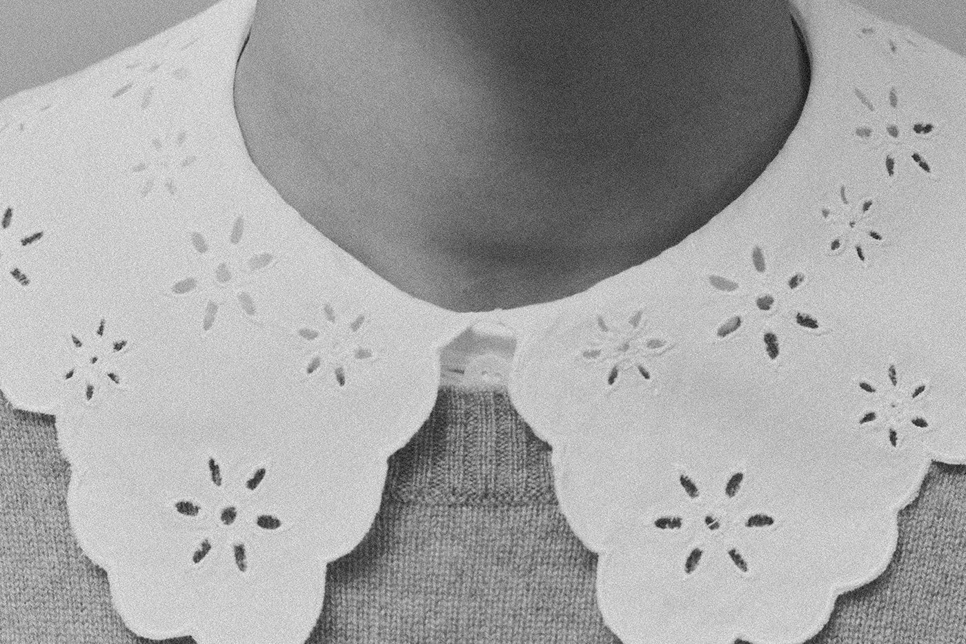 Verano 2025 look con blusa blanca de mujer