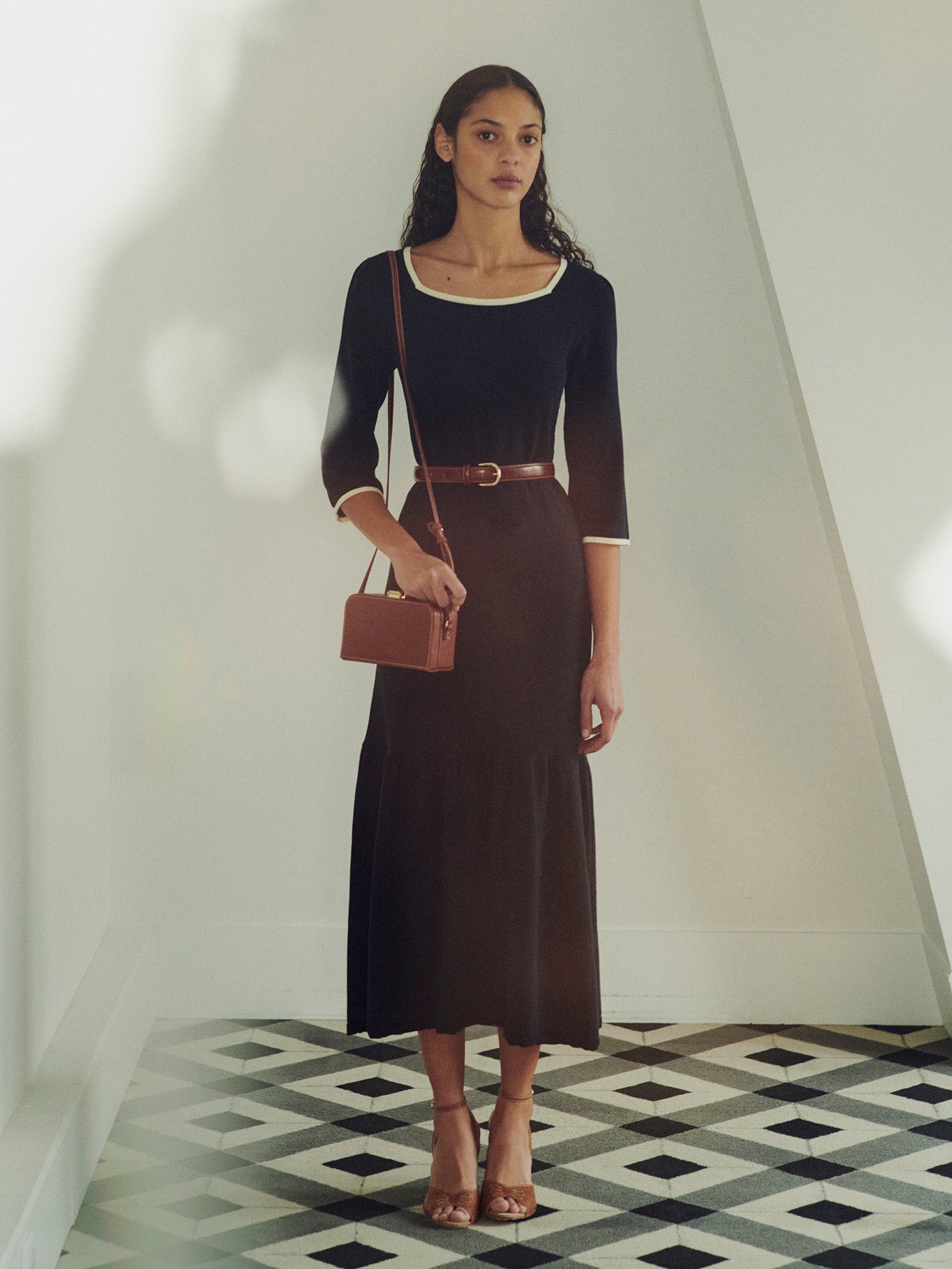 Verano 2025 look con vestido negro de mujer
