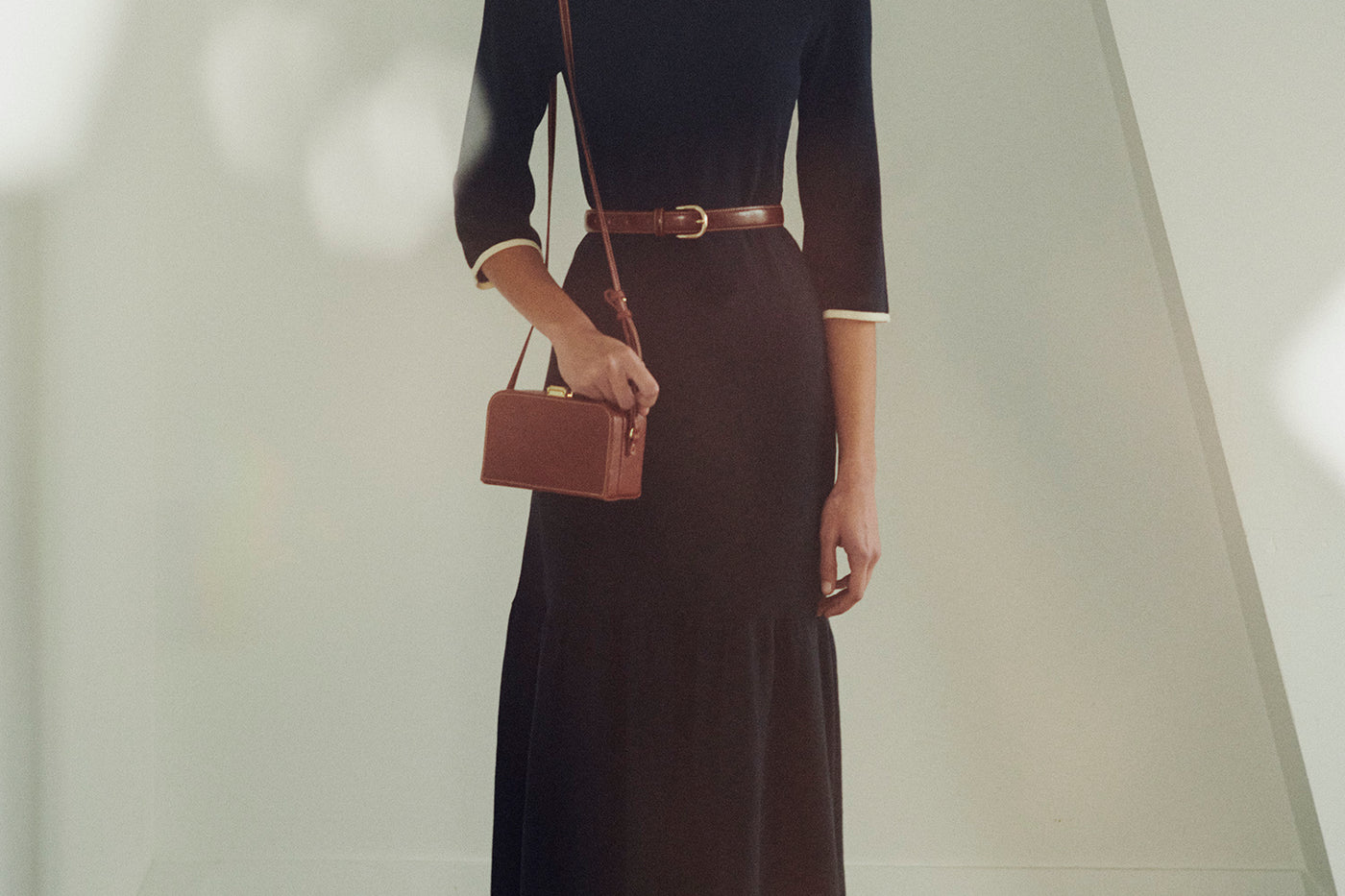 Verano 2025 look con vestido negro de mujer