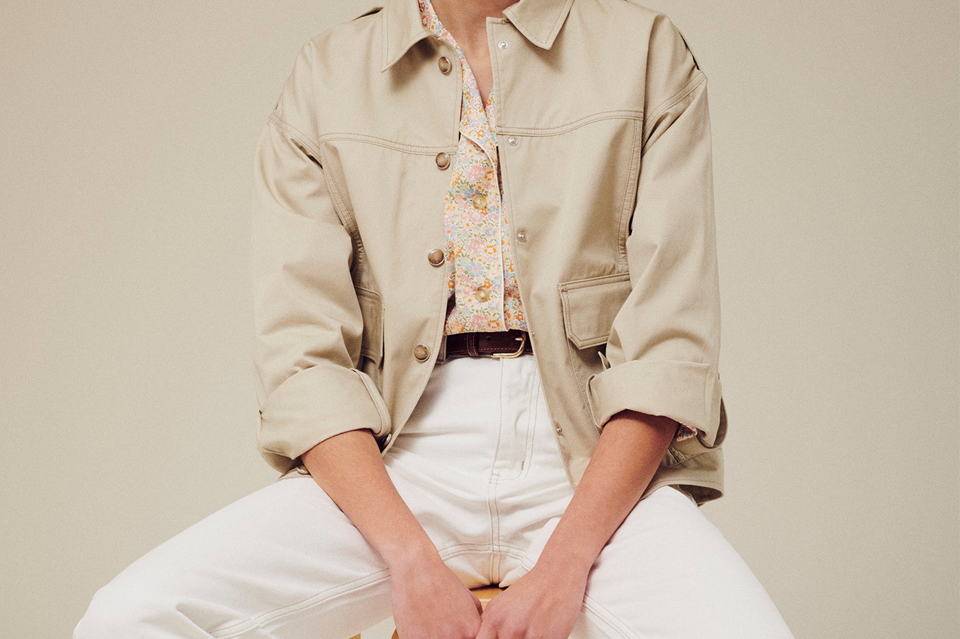 Verano 2025 look con chaqueta beige de mujer