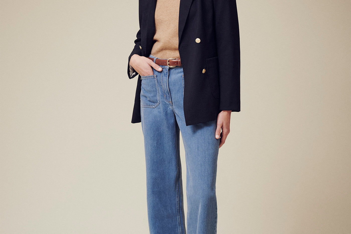 Verano 2025 look con chaqueta azul marino de mujer