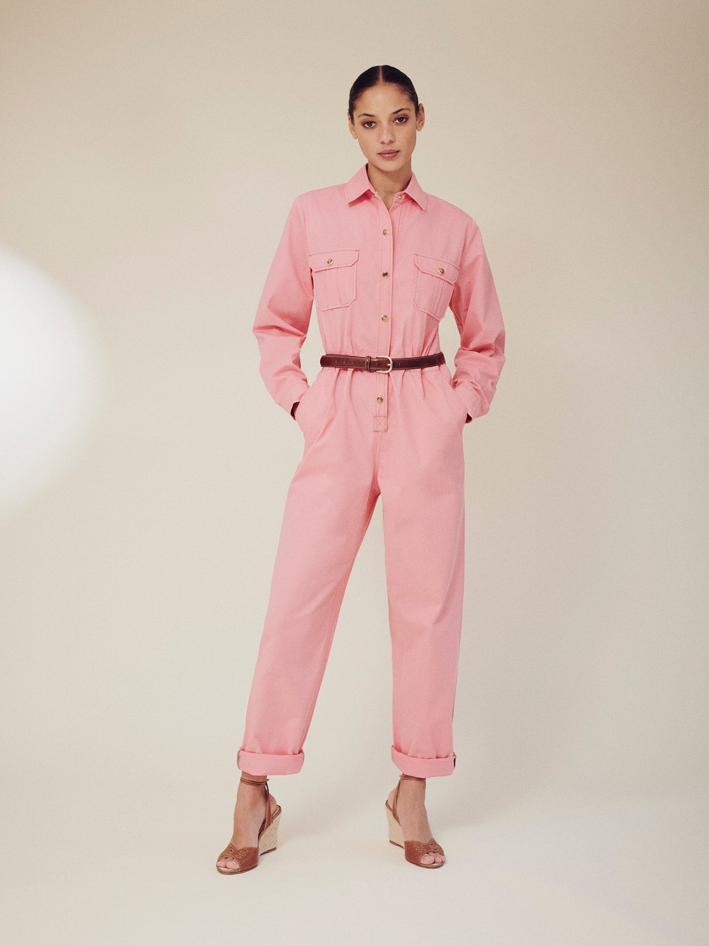 Verano 2025 look con mono rosa de mujer