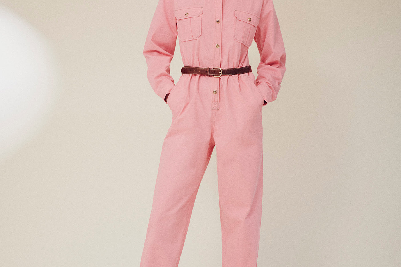 Verano 2025 look con mono rosa de mujer