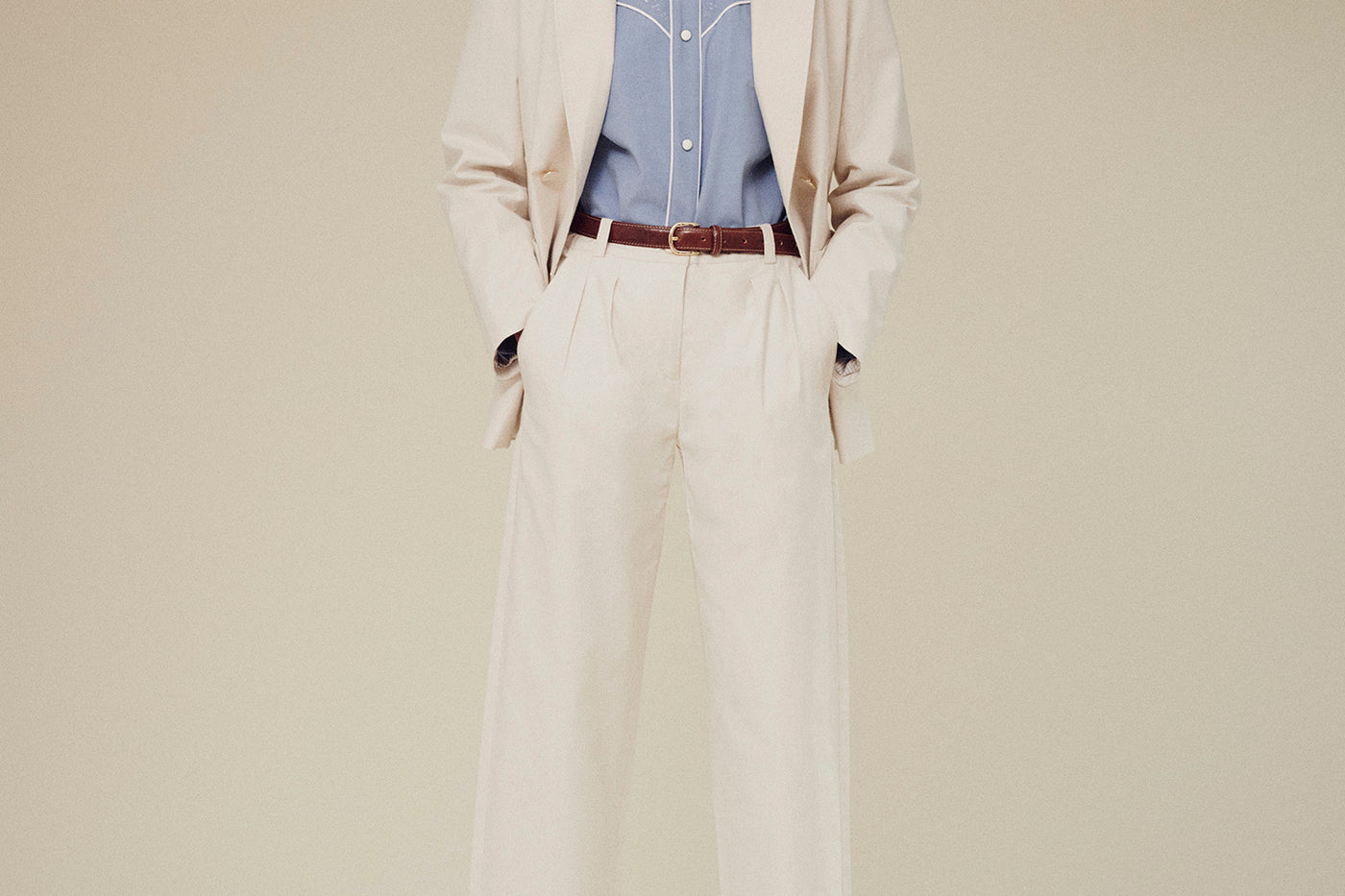 Verano 2025 look con conjunto blanco de mujer