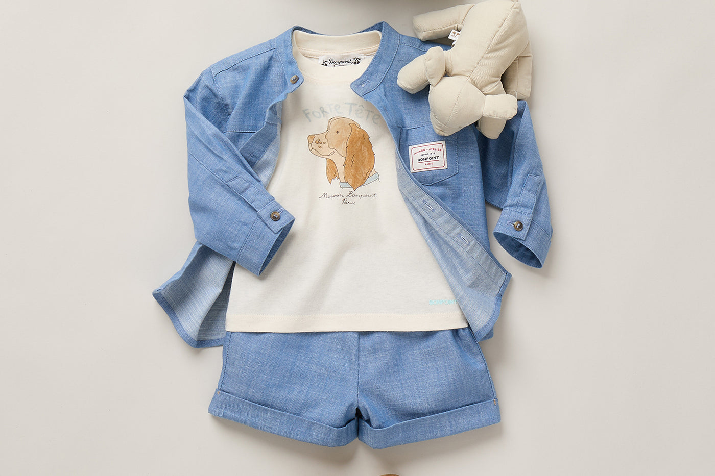 Look de bebé niño verano 2026 - Shorts y camisa de chambray azules