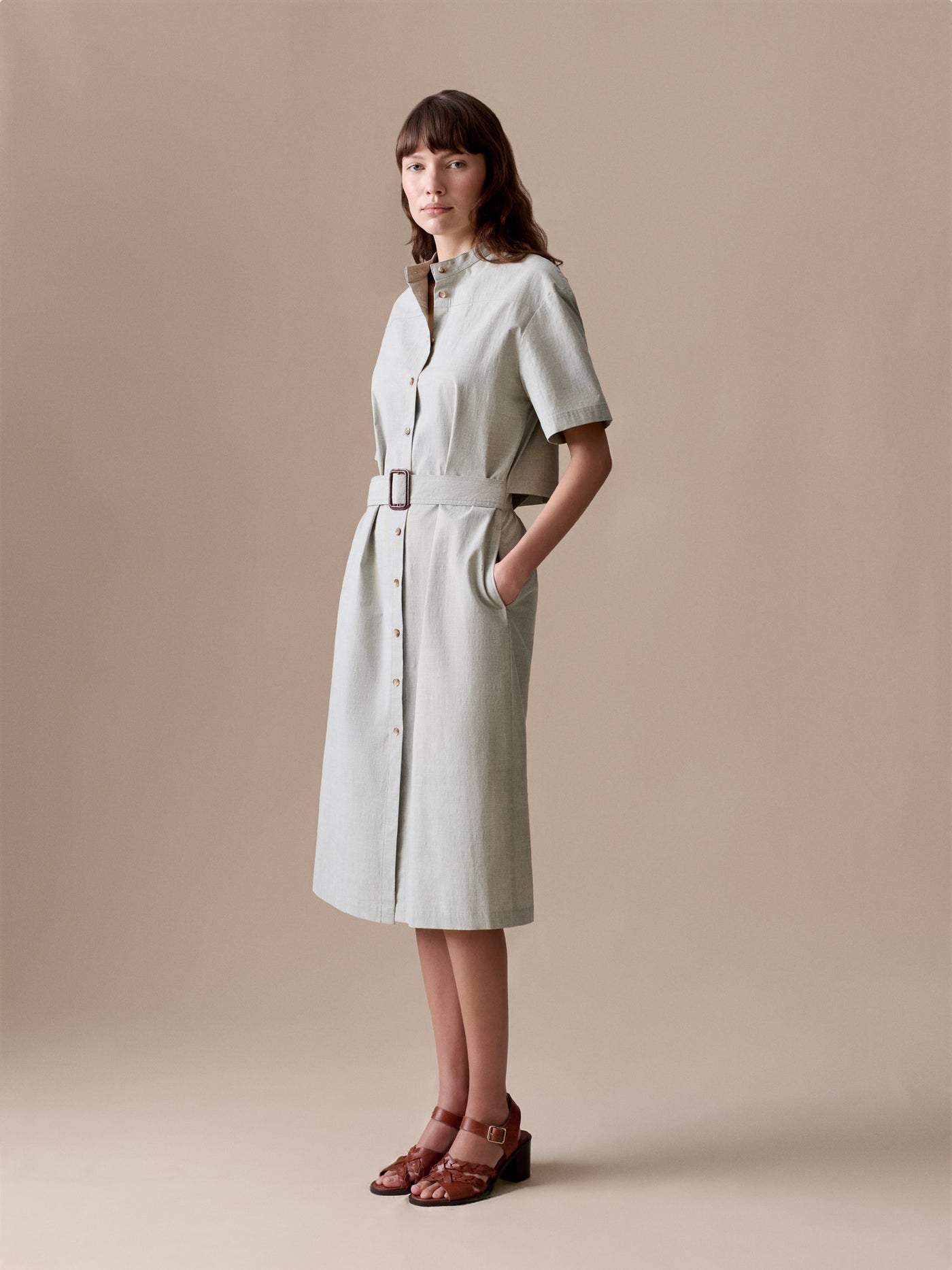 Look Femme Eté 2026 - Robe à col officier et fendue dans le dos