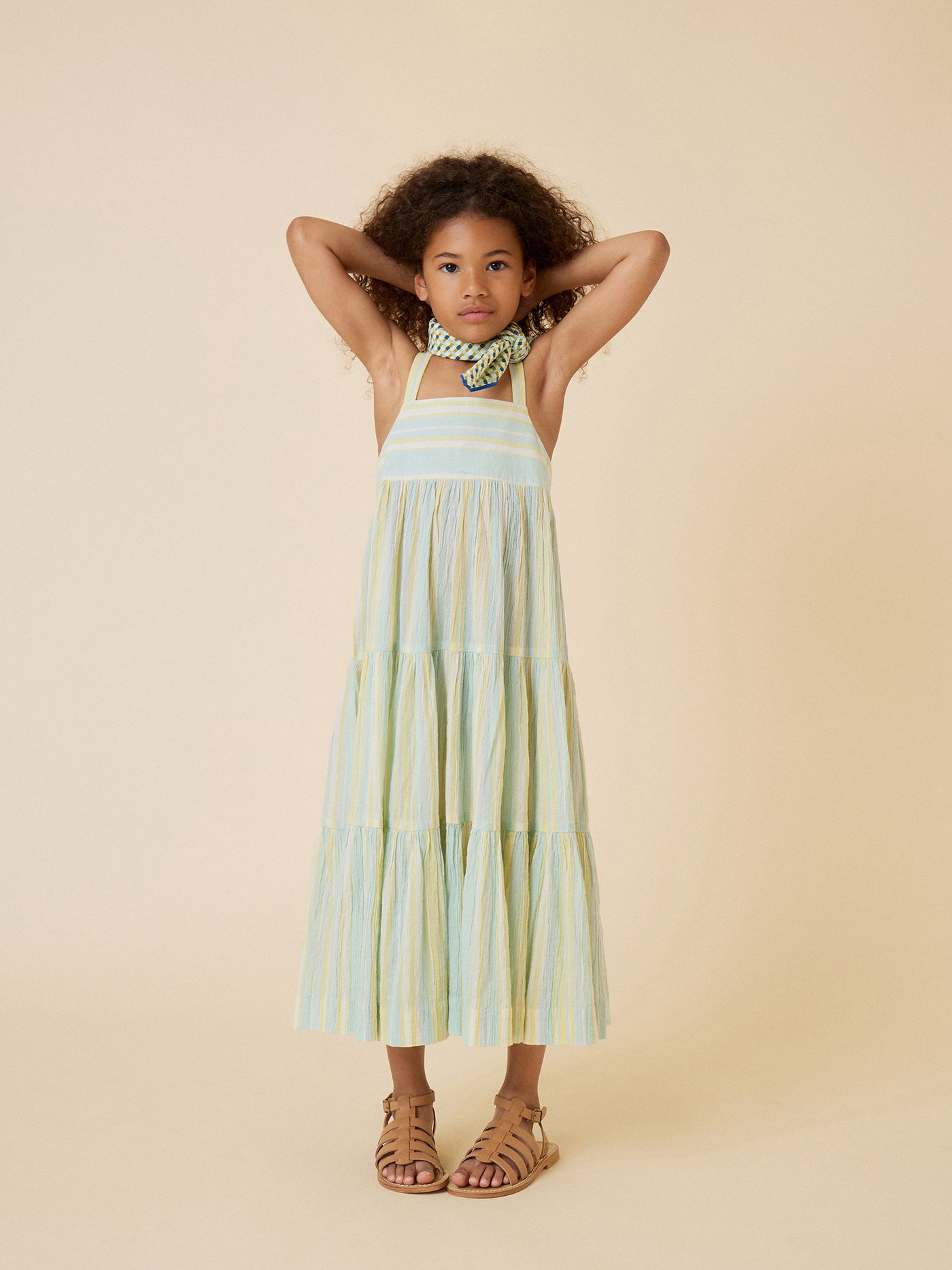 Verano 2024 look con vestido de rayas de niña