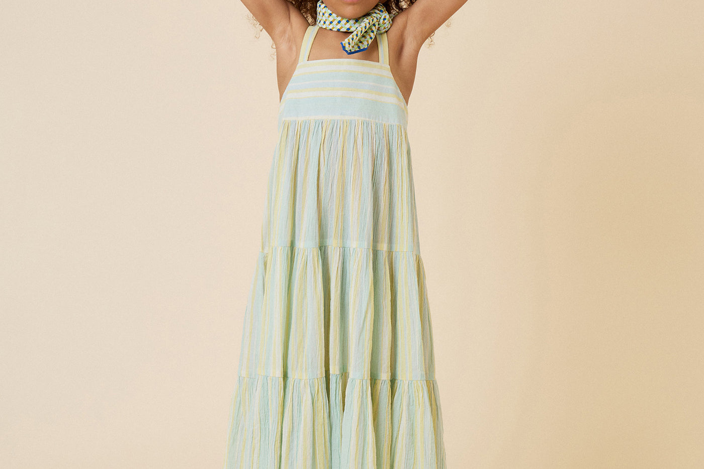 Verano 2024 look con vestido de rayas de niña