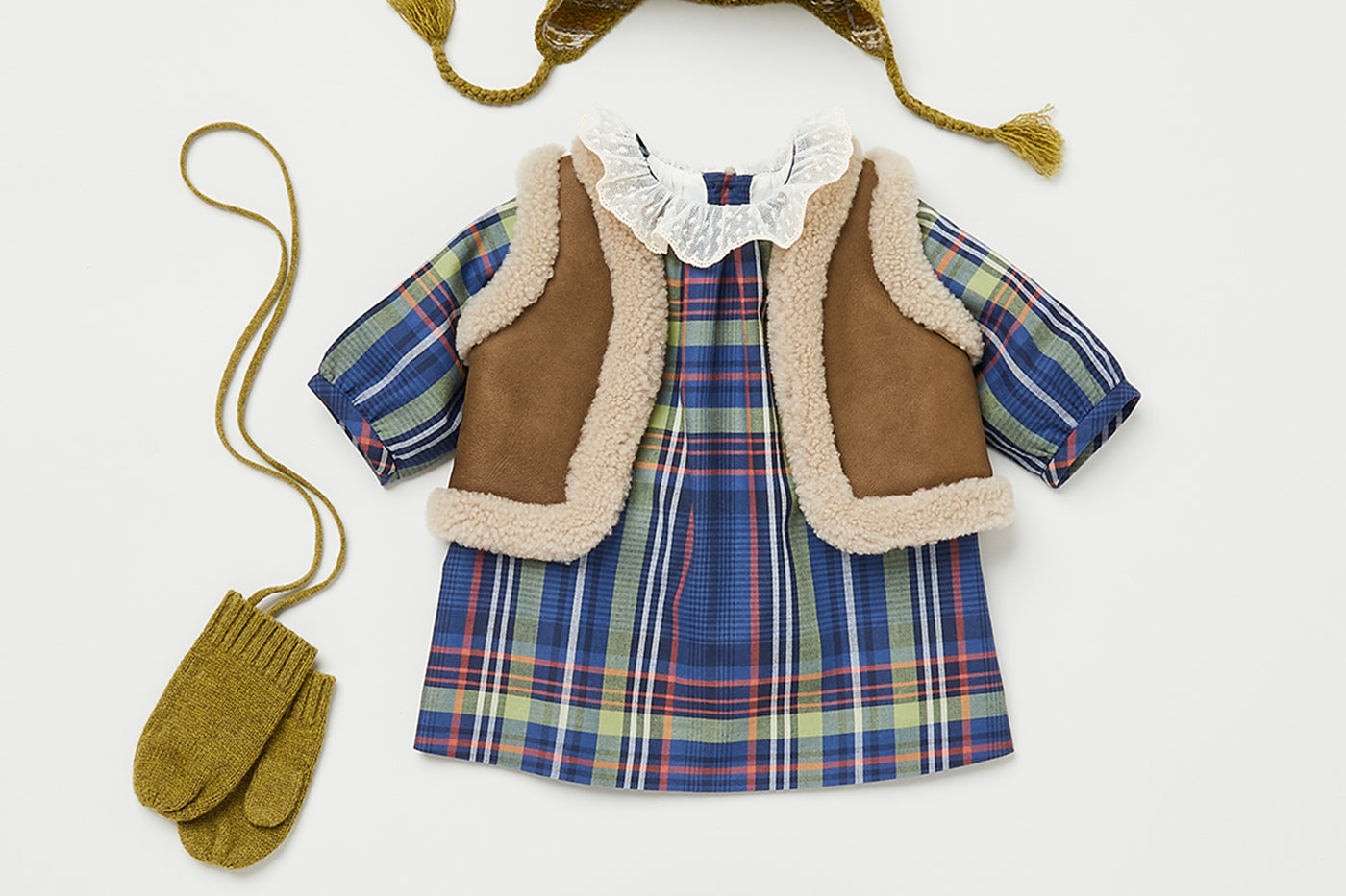 Invierno 2023 look con chaleco de piel de oveja de bebé niña