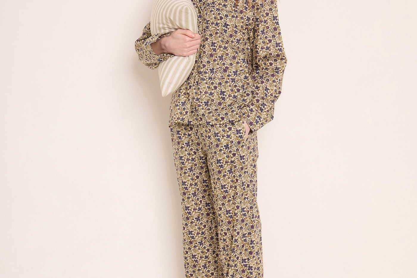 Invierno 2023 look con pijama liberty de mujer