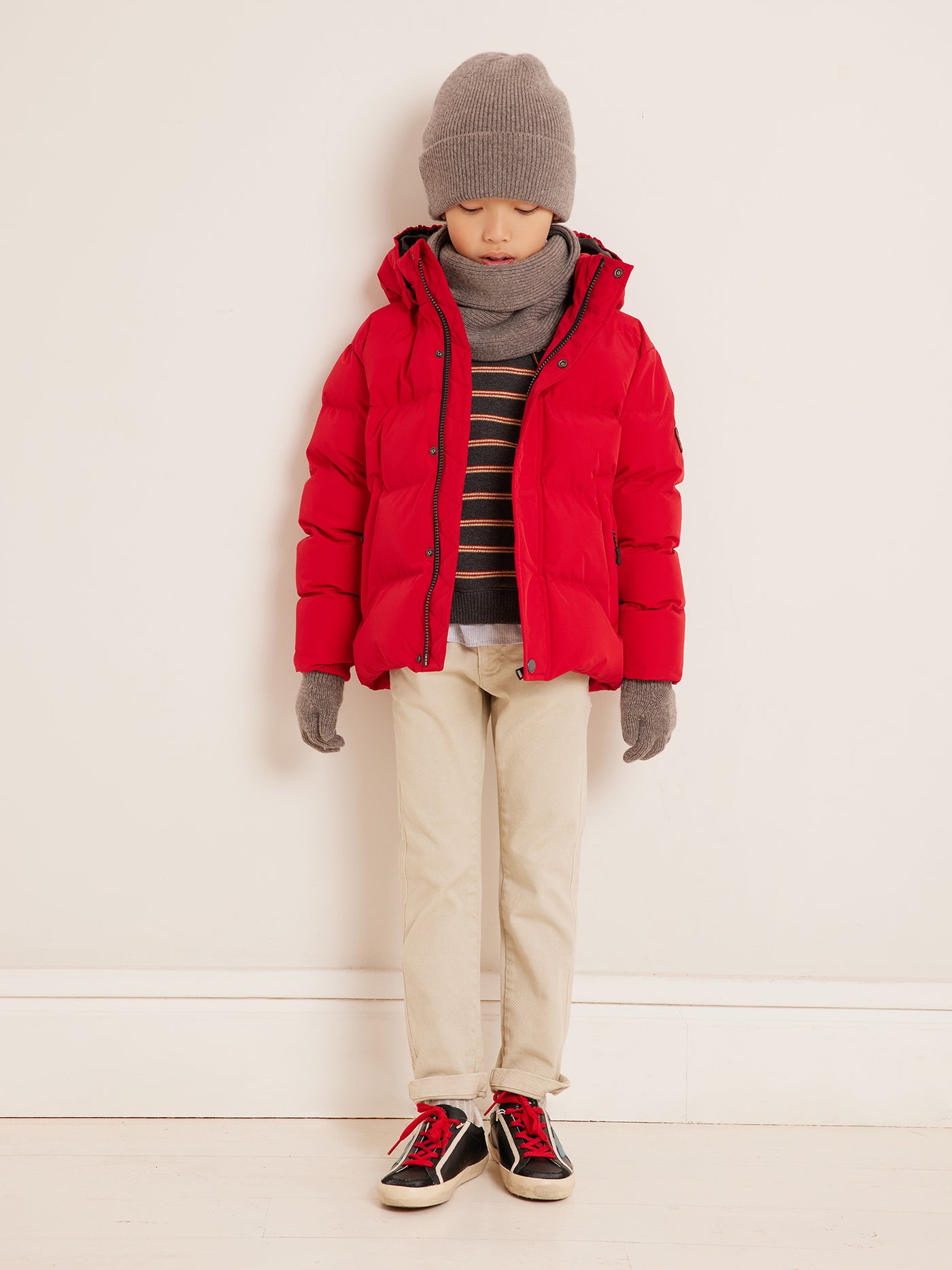 Invierno 2023 look con jersey de rayas de niño
