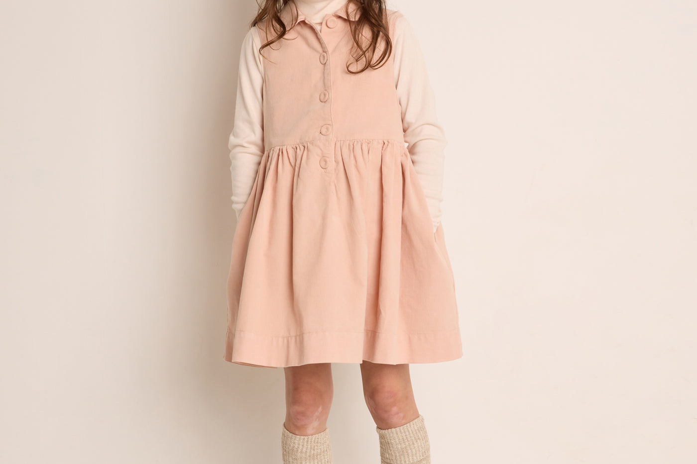 Invierno 2023 look con vestido sin mangas de niña