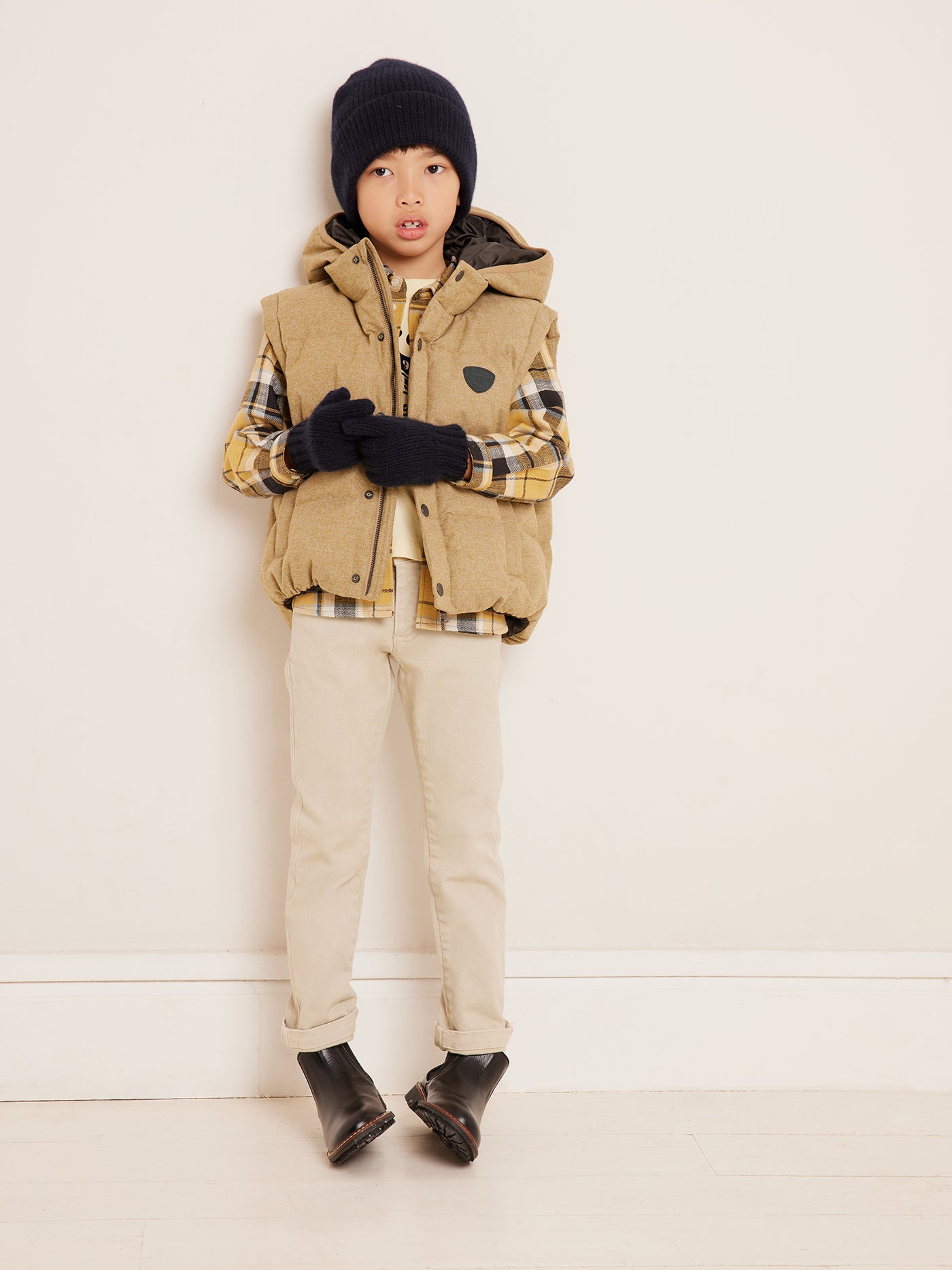 Invierno 2023 look con camisa de cuadros de niño