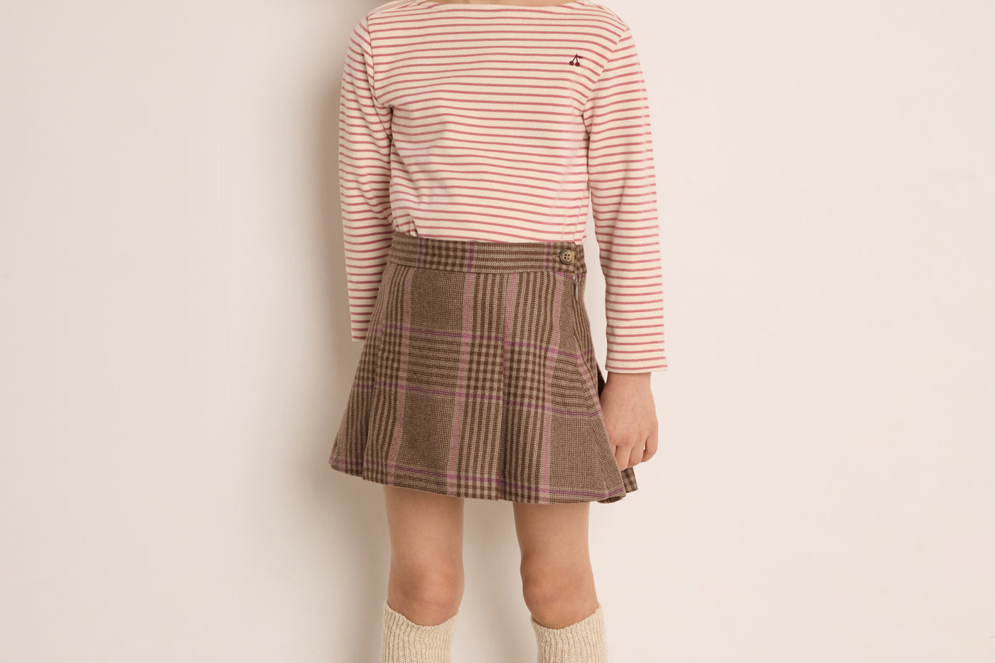 Invierno 2023 look con falda de tartán de niña