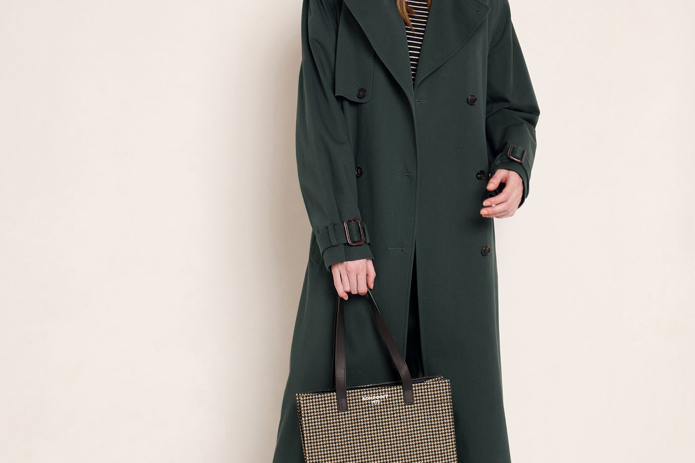Invierno 2023 look con gabardina de mujer