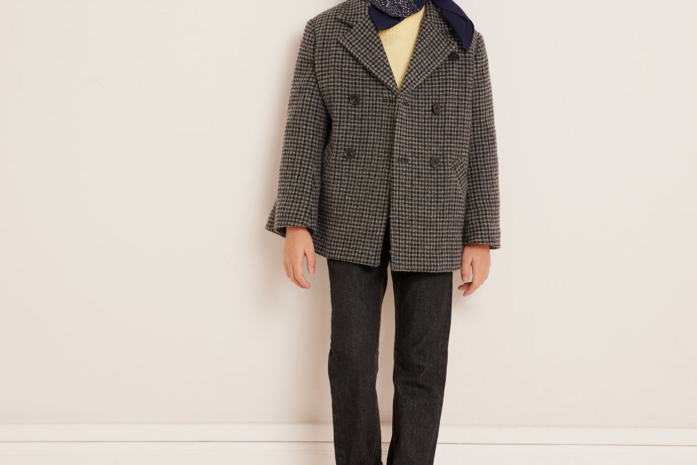 Invierno 2023 look con abrigo de cuadros de niño