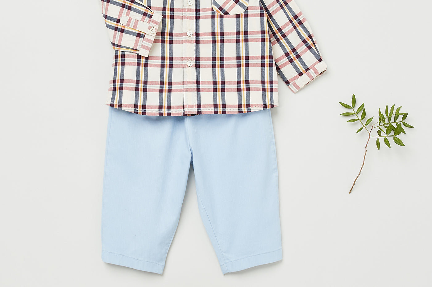 Invierno 2023 look con camisa de cuadros de bebé niño
