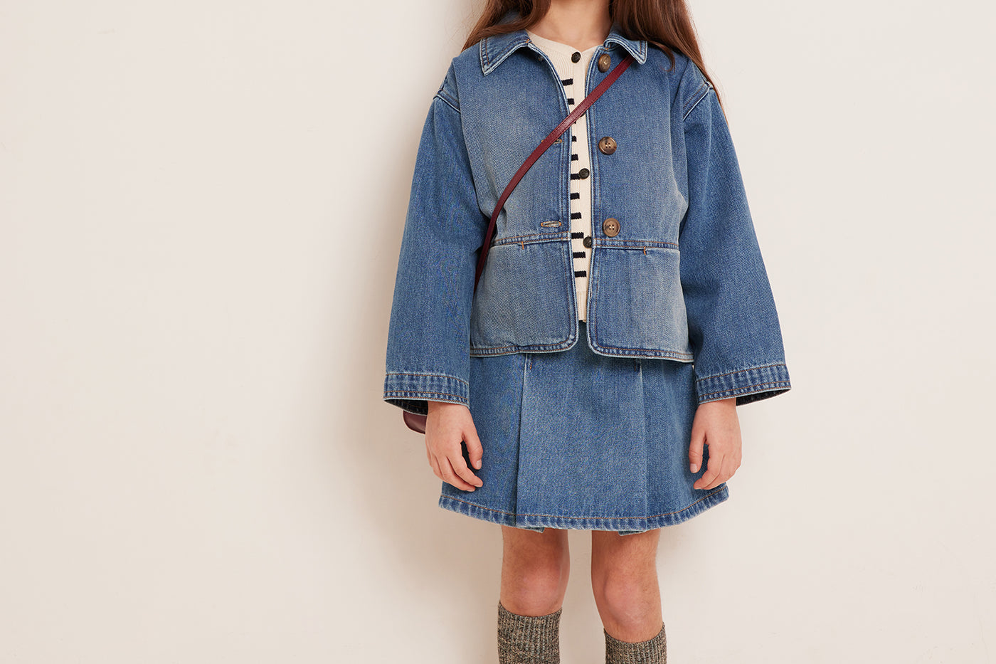 Invierno 2023 look con chaqueta vaquera de niña