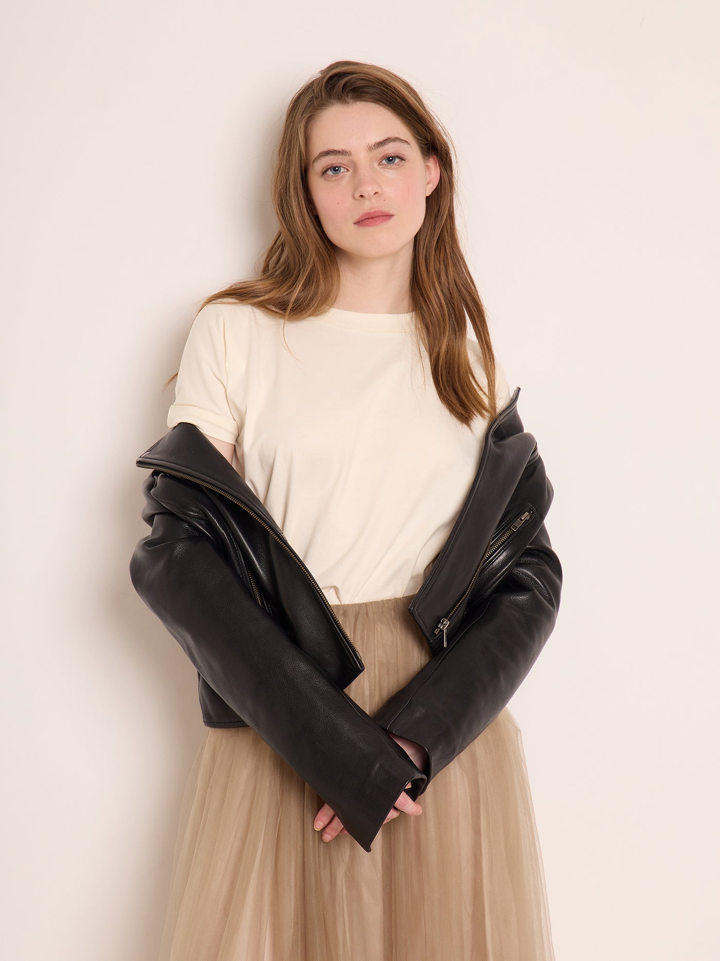 Invierno 2023 look con chaqueta de piel de mujer