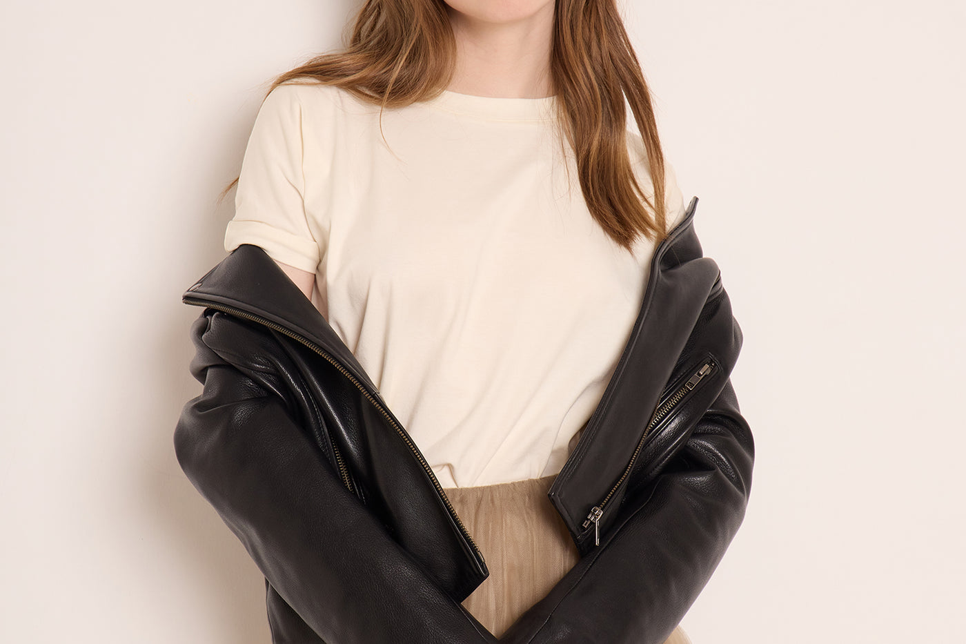 Invierno 2023 look con chaqueta de piel de mujer