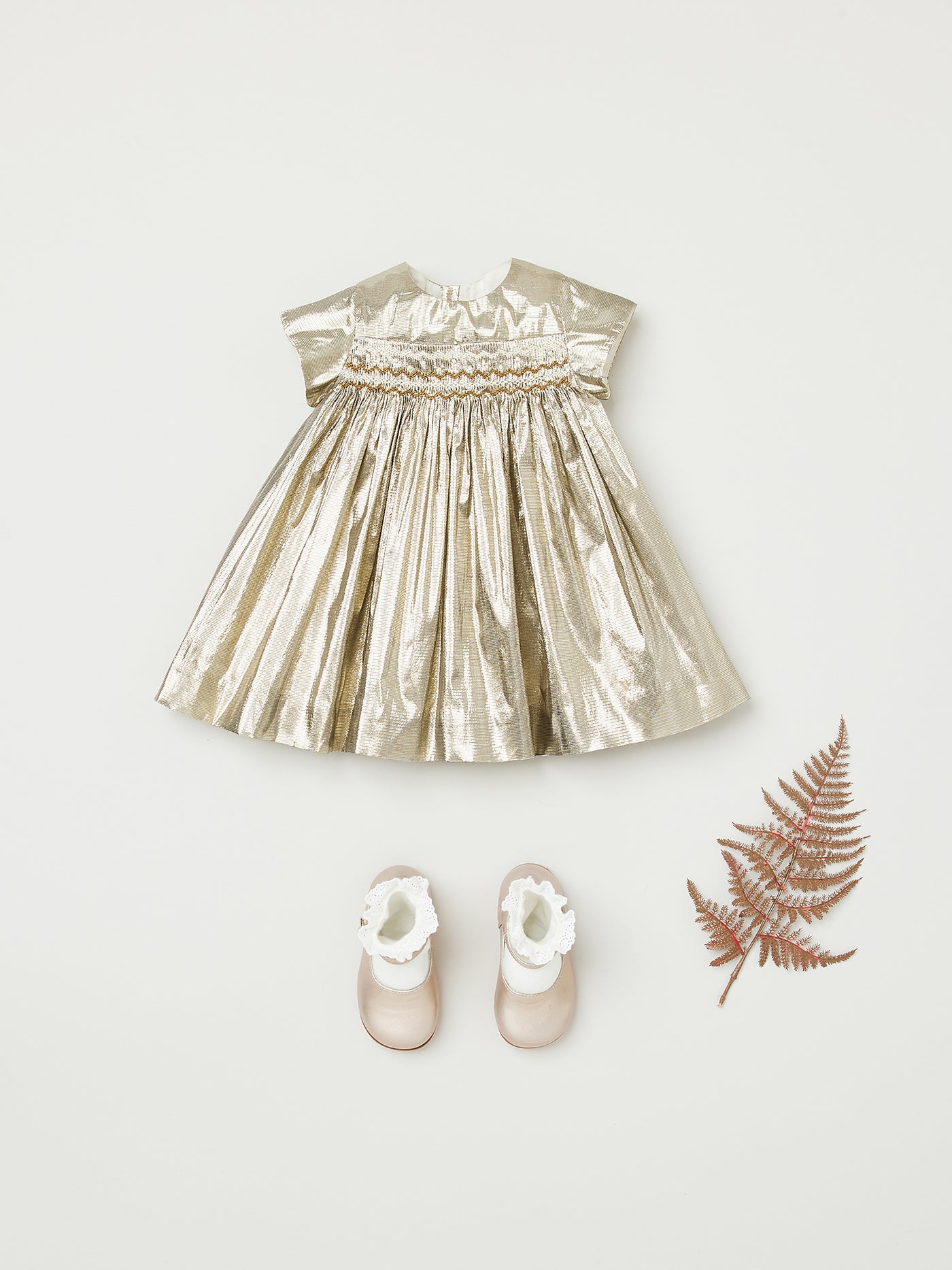 Invierno 2023 look con vestido de ceremonia de bebé niña 