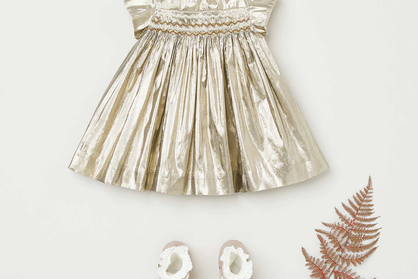 Invierno 2023 look con vestido de ceremonia de bebé niña 