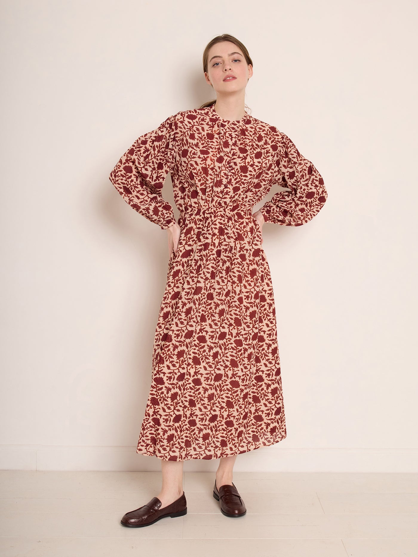 Invierno 2023 look con vestido largo de mujer