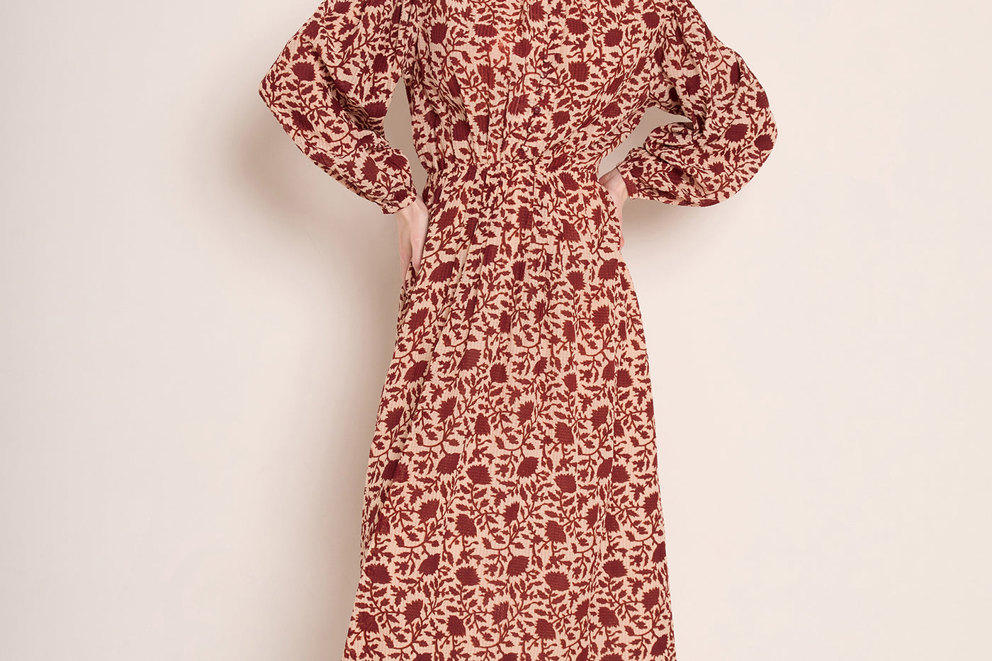 Invierno 2023 look con vestido largo de mujer