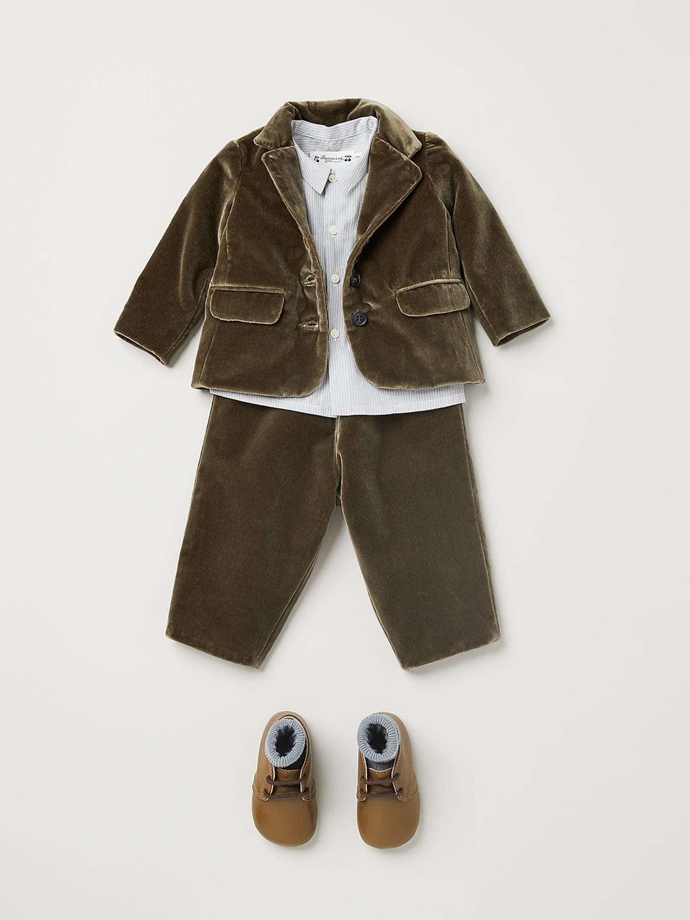 Invierno 2023 look con conjunto de ceremonia de terciopelo de bebé niño