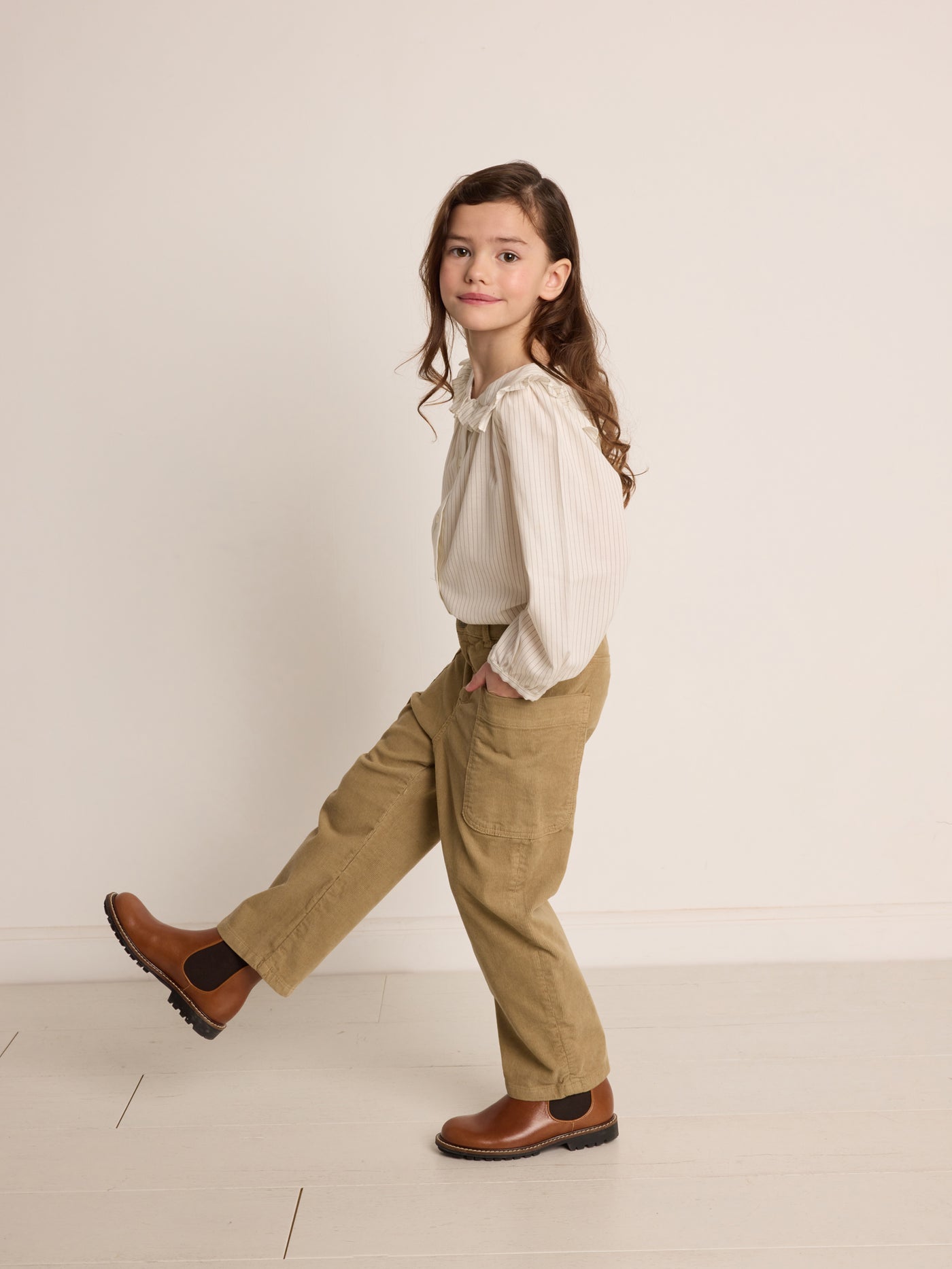 Invierno 2023 look con blusa de rayas de niña
