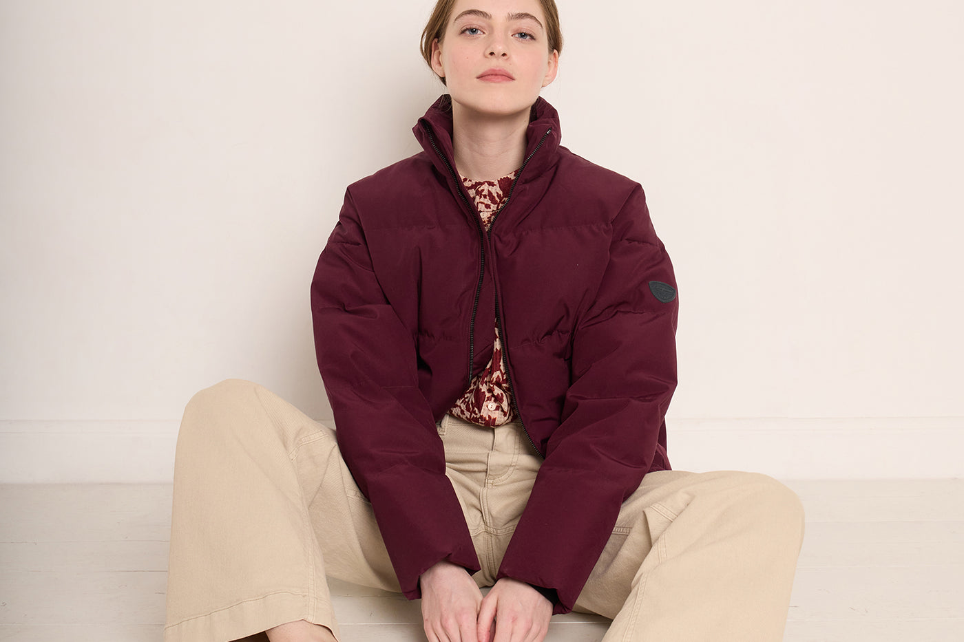 Invierno 2023 look con chaqueta de plumón de mujer