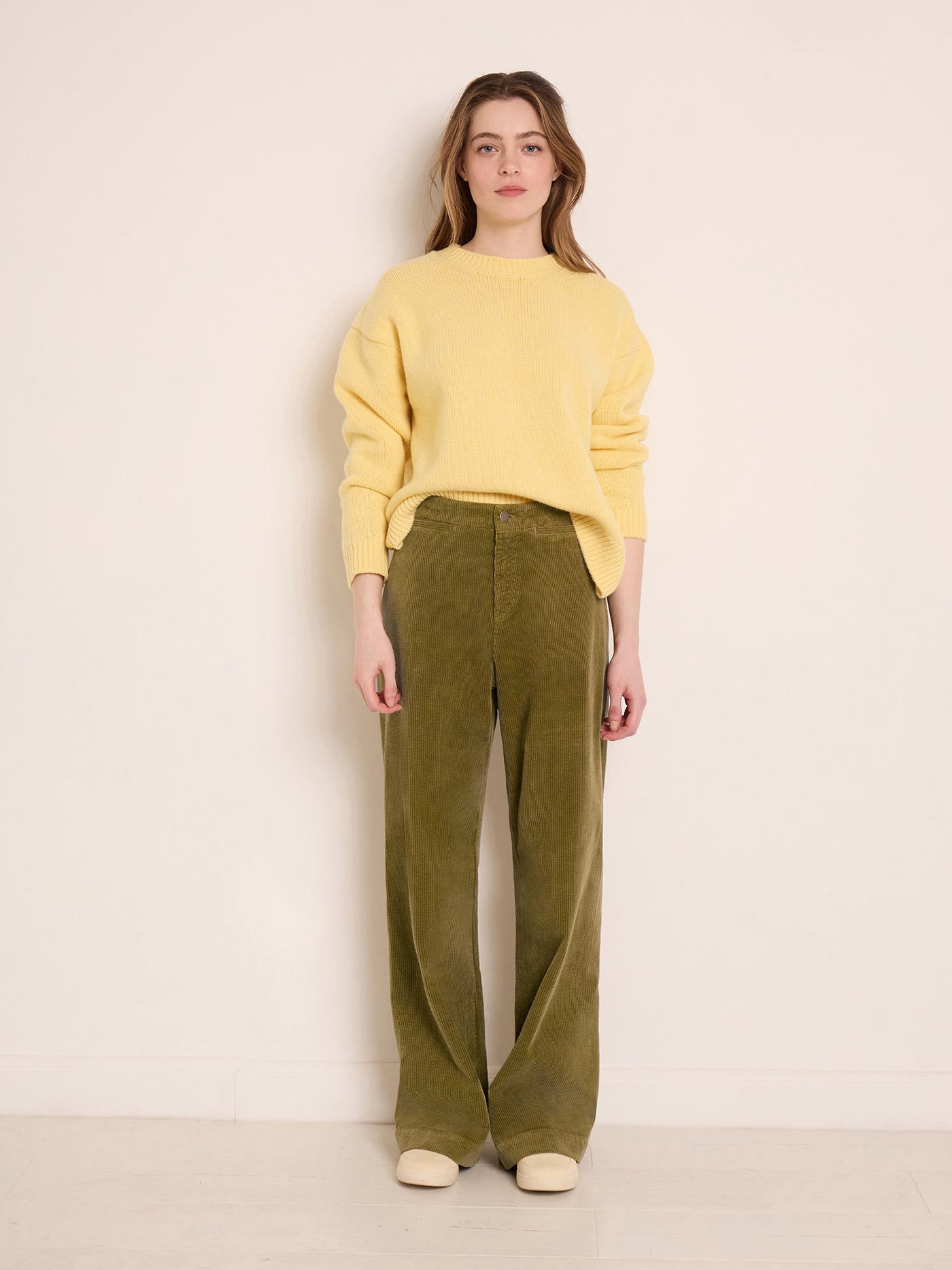 Invierno 2023 look con jersey amarillo de mujer