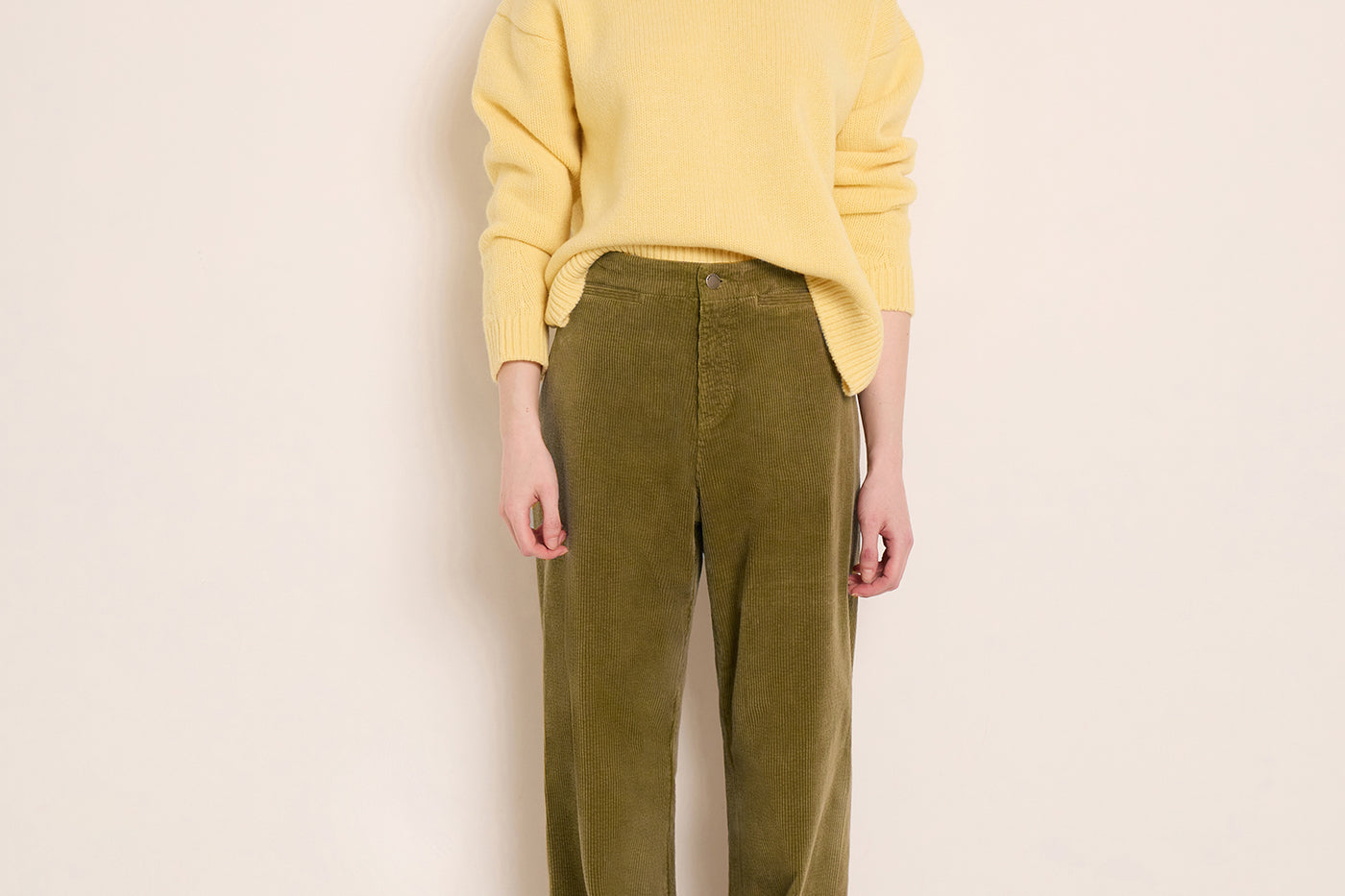 Invierno 2023 look con jersey amarillo de mujer