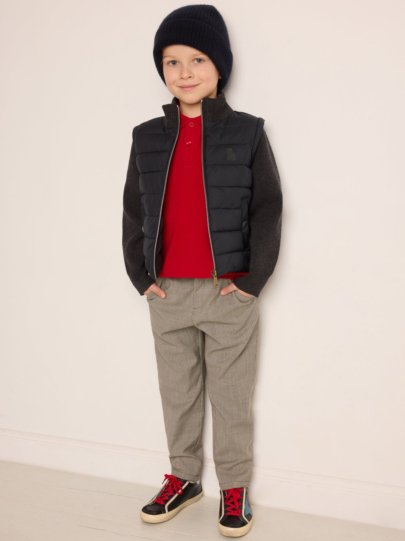 Invierno 2023 look con pantalón de cuadros de niño