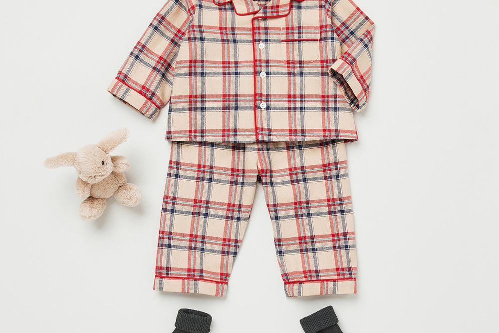 Invierno 2023 look con pijama de bebé niño