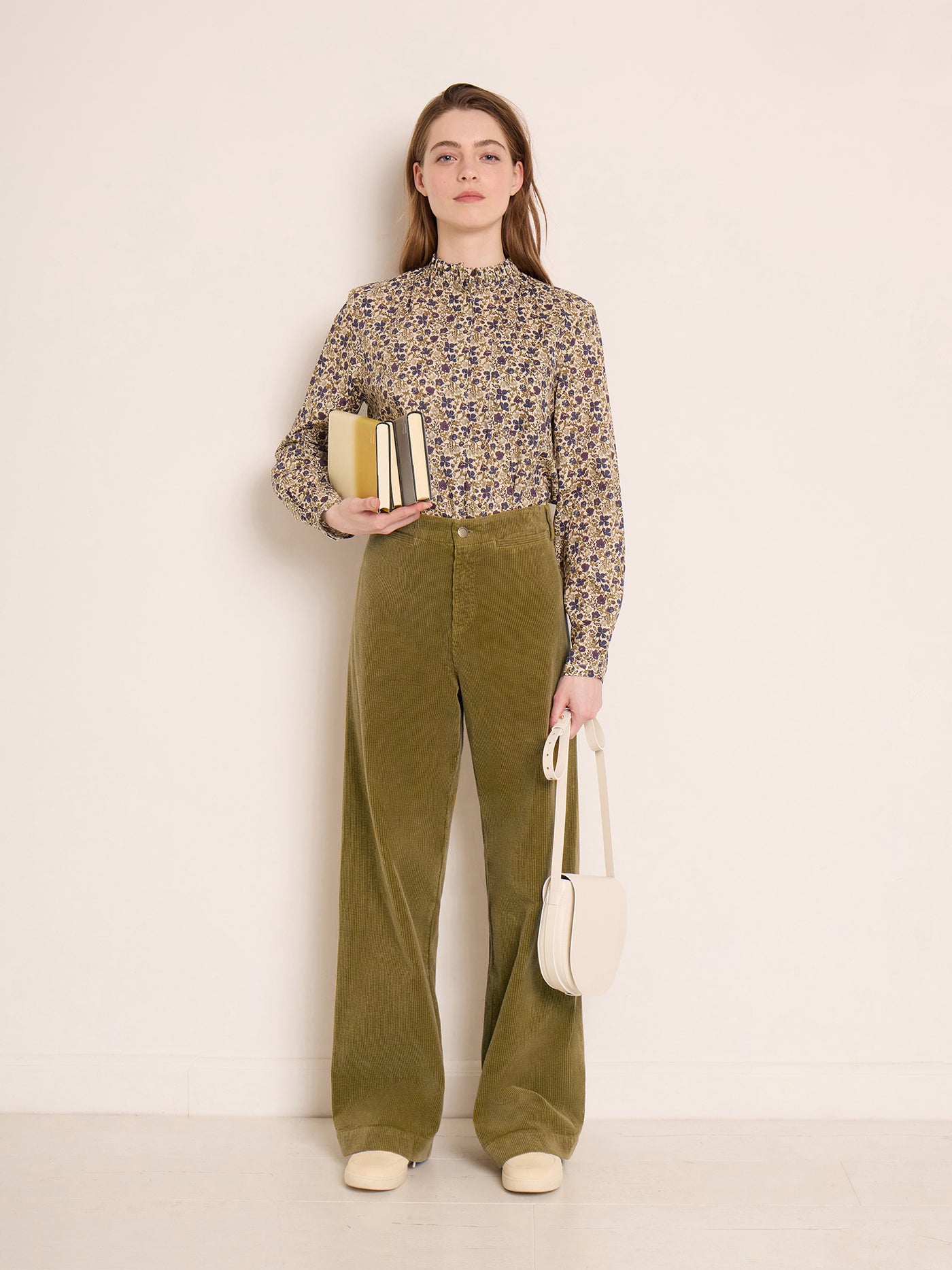 Invierno 2023 look con blusa liberty de mujer