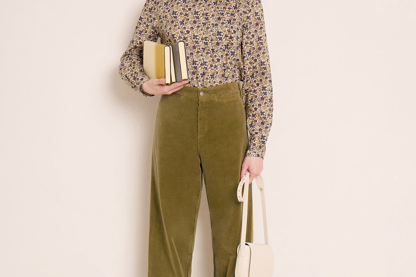 Invierno 2023 look con blusa liberty de mujer
