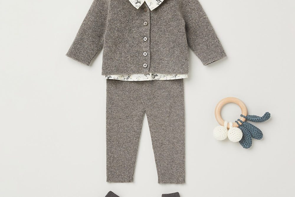 Invierno 2023 look con conjunto gris de recién nacido 