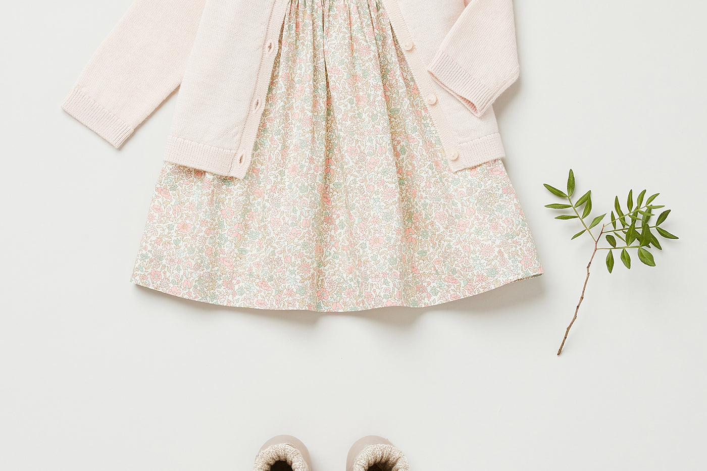 Invierno 2023 look con vestido de punto smock de bebé niña