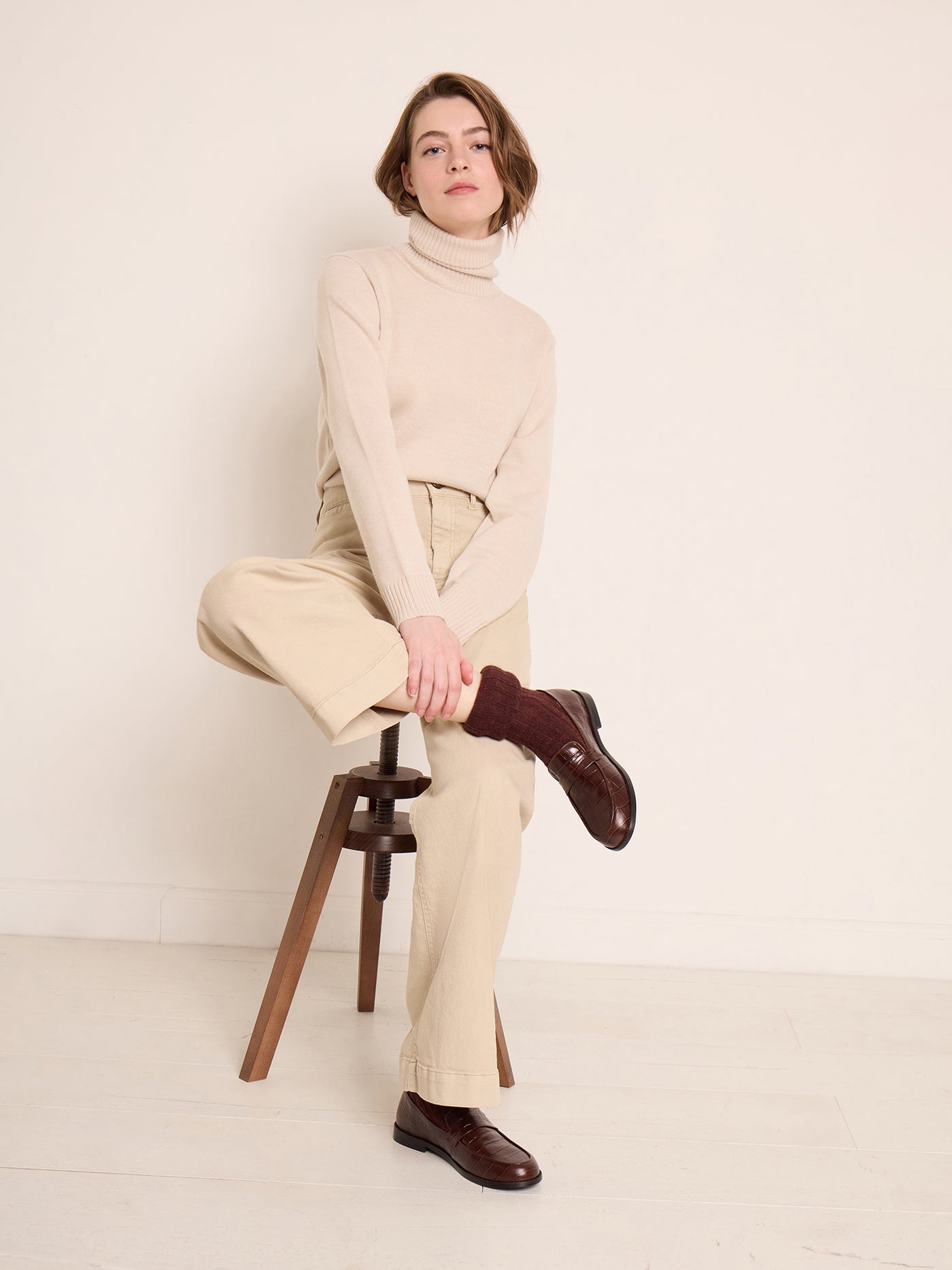Invierno 2023 look con jersey de cuello alto de mujer
