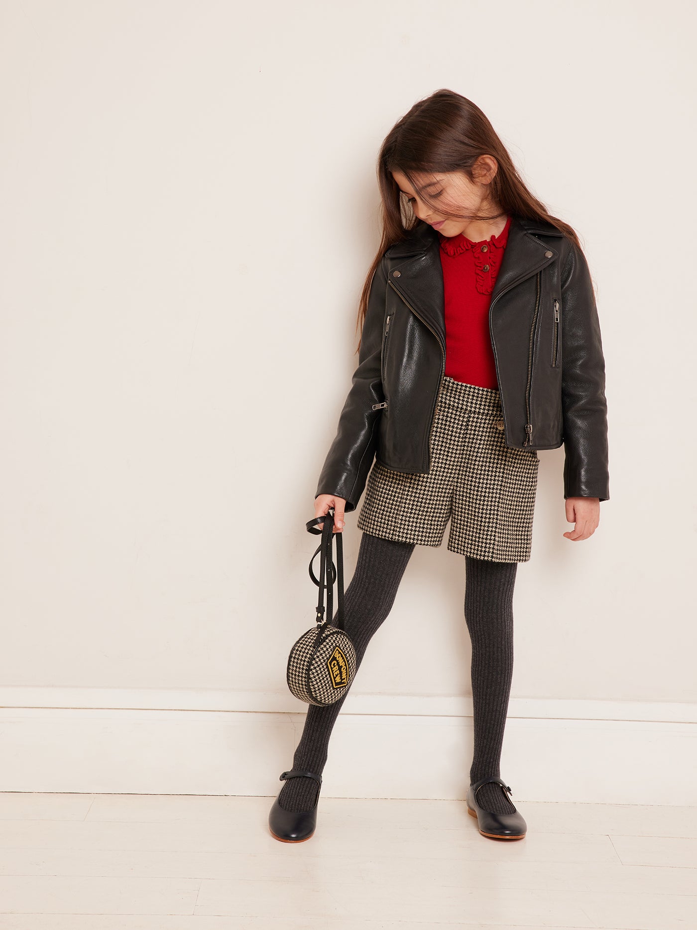 Invierno 2023 look con chaqueta de piel de niña