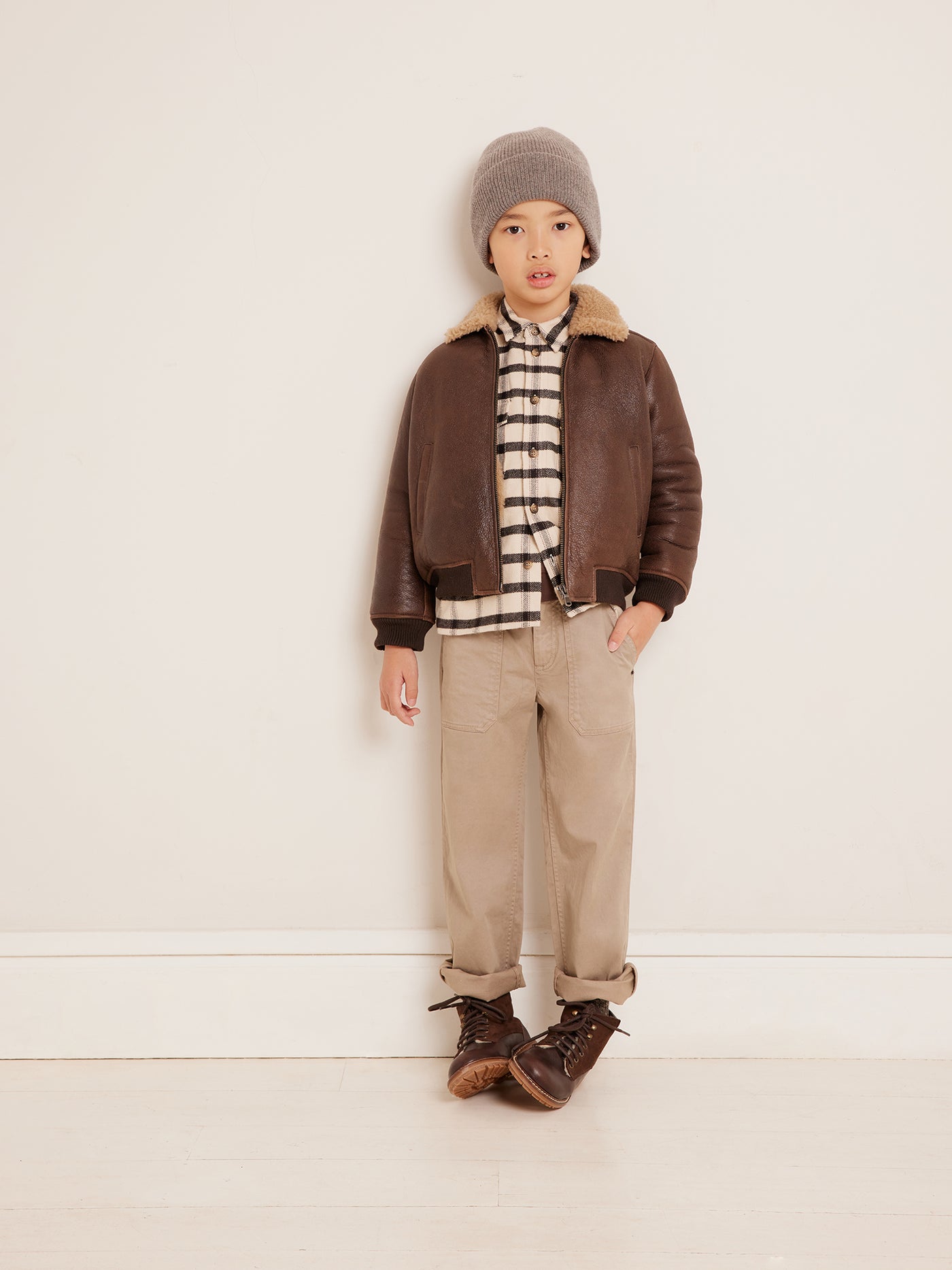 Invierno 2023 look con chaqueta de piel de niño