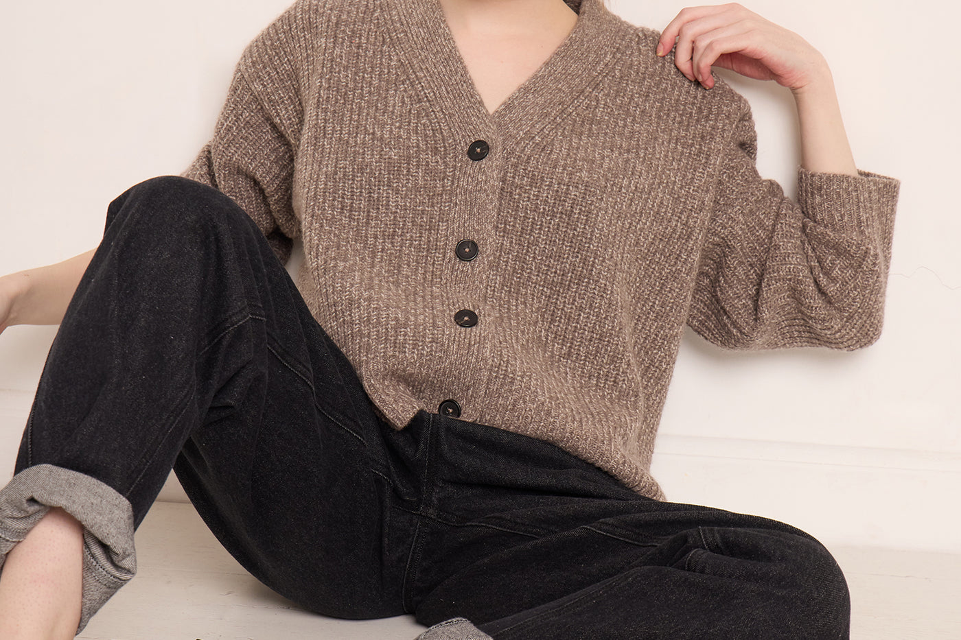 Invierno 2023 look con cárdigan de mujer
